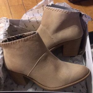 Women’s beige boots
